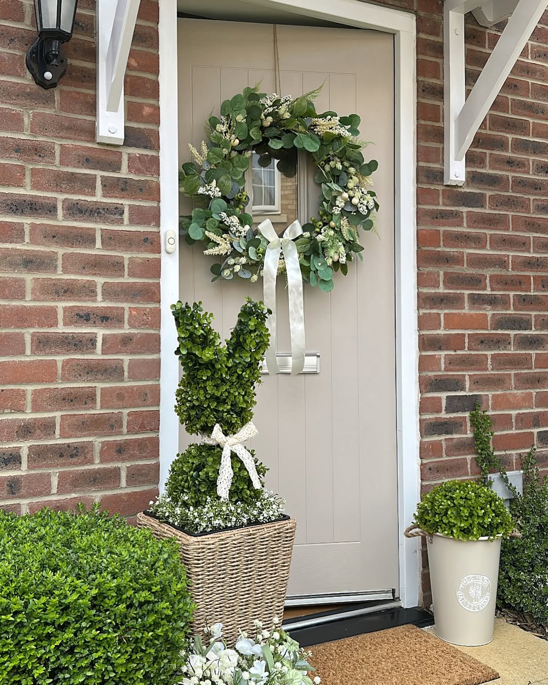 Classic Boxwood Entry