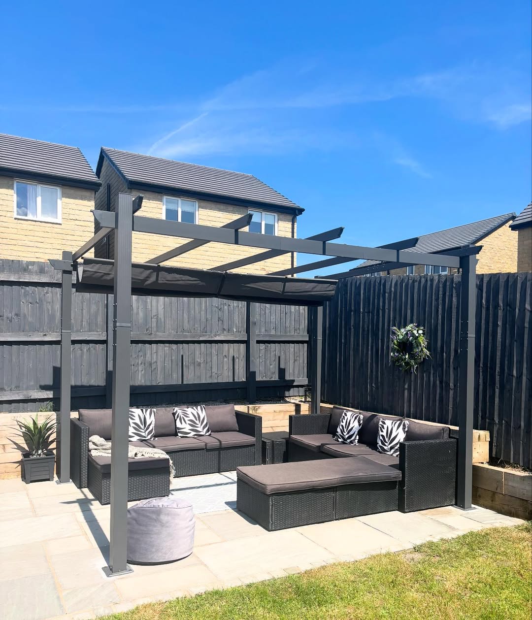 Retractable Canopy Corner