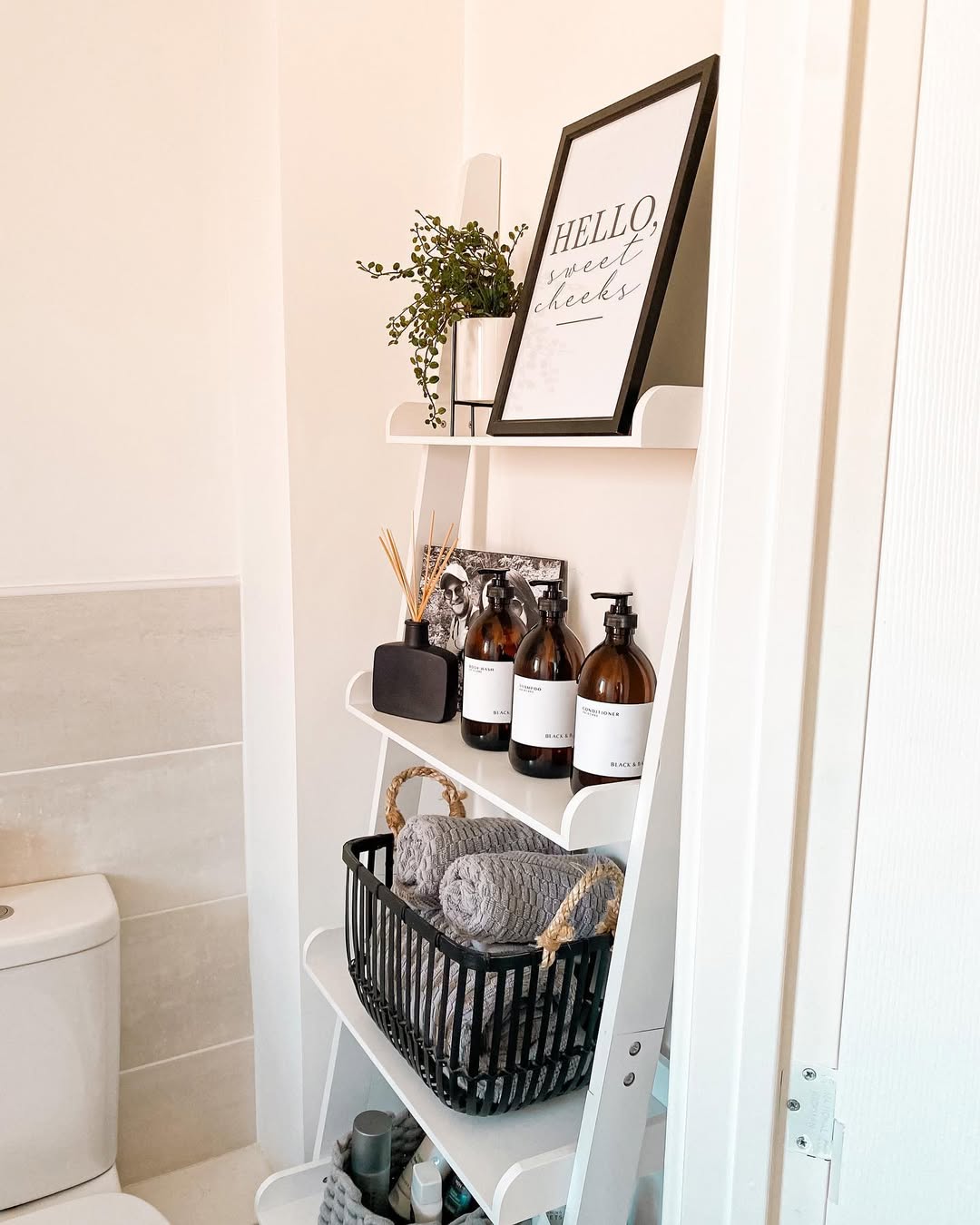 Minimal Bathroom Shelf Moment
