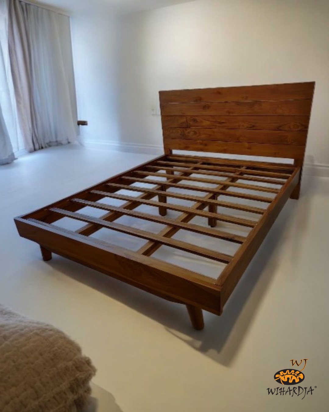 Airy Minimal Wood