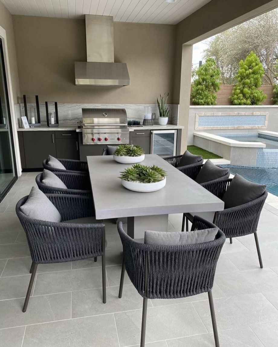 Cool + Clean Poolside Dining